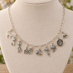 Ketting met meerdere bedeltjes in kattenstijl, zilverkleurig - 50 cm
