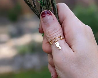 Anillo ajustable con dije colgante de caballito de mar pequeño - Dorado