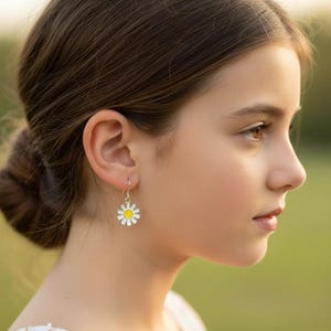 Daisy dangle earrings - - LadybugfeetDesigns -
