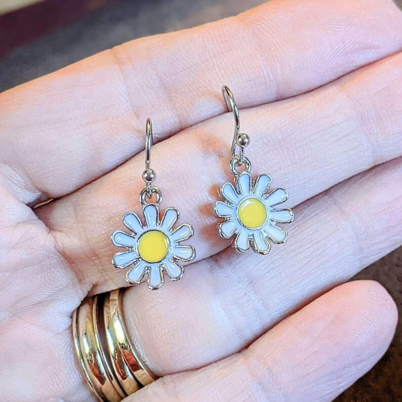 Daisy dangle earrings - - LadybugfeetDesigns -