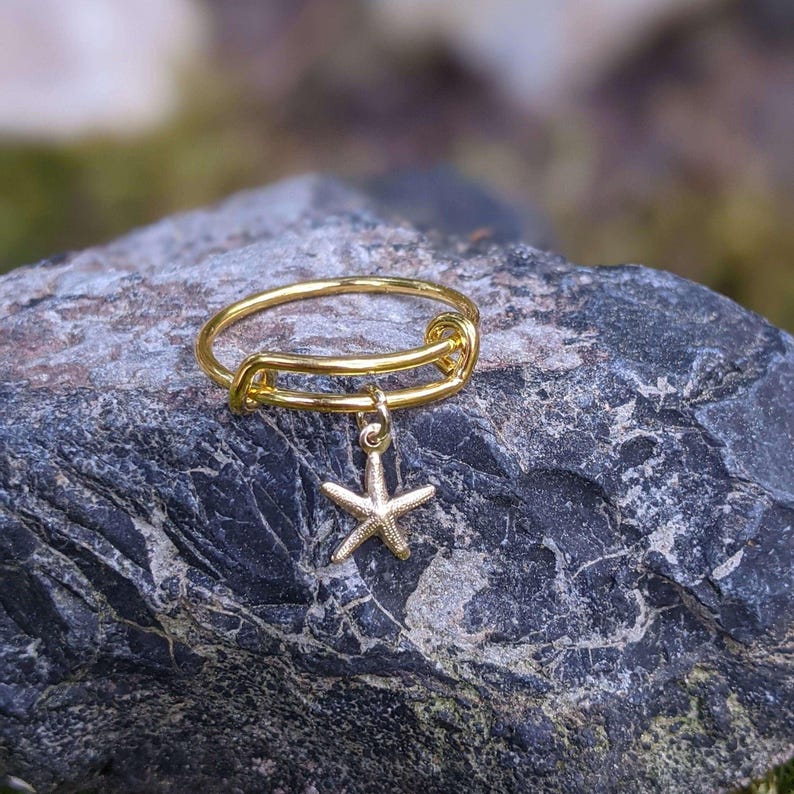 Tiny Starfish Expandable Charm Ring - Gold - - LadybugfeetDesigns -