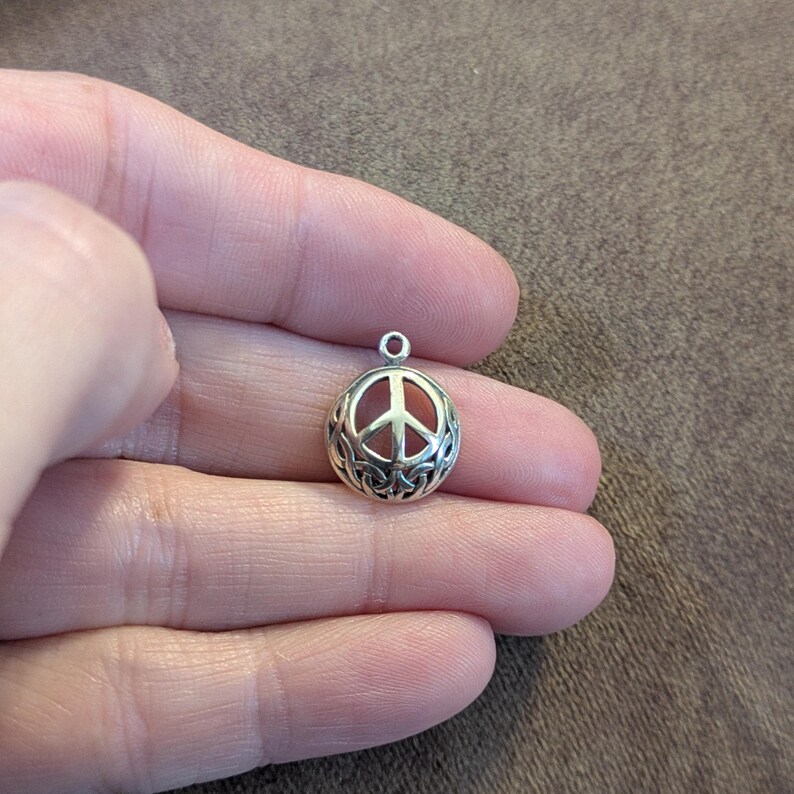 Peace Sign Necklace, 20 inches - Silver - - LadybugfeetDesigns -