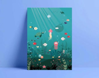 Pode incluir: Uma ilustração colorida de uma cena subaquática com várias criaturas marinhas. A obra apresenta uma baleia, águas-vivas, peixes, uma lula e uma tartaruga. O fundo é azul-turquesa com raios de luz brilhando de cima.