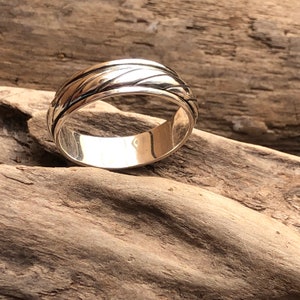 8mm solid sterling silver spinner ring with twist centre