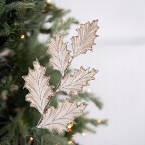 28in Tinsel Holly Leaf Spray: Champagne