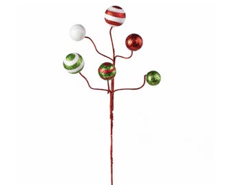 Puede incluir: Una decoración navideña con un tallo y ramas rojas con purpurina. Las ramas sostienen varios adornos redondos en rojo, verde y blanco, algunos con rayas y purpurina. Los adornos tienen aproximadamente 2,5 cm de diámetro.