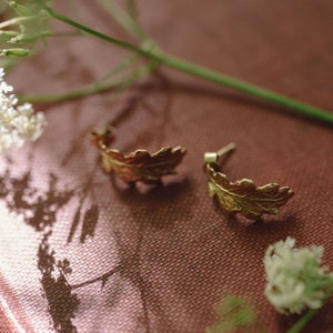 Pendientes de aro con hoja de roble, hechos a mano, chapados en oro y plata