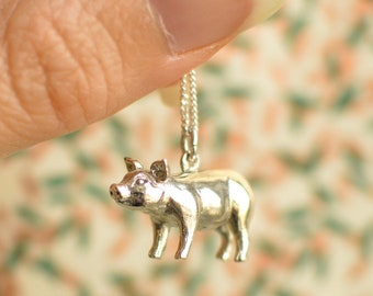 Colgante y cadena de cerdo de plata y oro hechos a mano