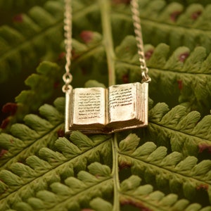 Collar de libro de plata y oro hecho a mano