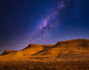 Fotografía digital de tres mesas a la luz de la luna