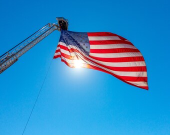 Bandera americana en camión de escalera