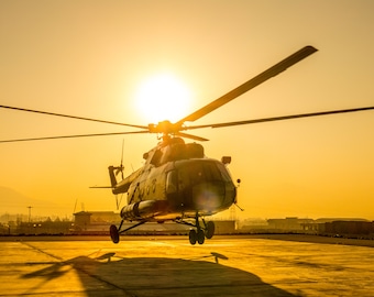 Aproximación en helicóptero Mi-8 HIP al amanecer Fotografía digital