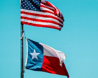 Fotografía digital de la bandera estadounidense y de Texas de dos repúblicas