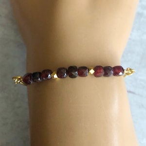 Granat Armband Gold, Bolo Armband für Frauen, Januar Geburtsstein, Achtsamkeit Geschenk, Zierliches Armband verstellbar, Geburtstag Schmuck