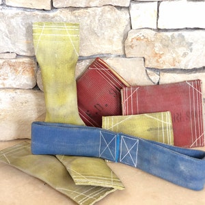Puede incluir: Una colecci&oacute;n de cinco correas de manguera de incendios vintage en varios colores, incluyendo amarillo, rojo y azul. Las correas est&aacute;n hechas de material grueso y duradero y tienen costuras blancas. Algunas de las correas tienen texto impreso en ellas, incluyendo "FIRE HOSE" y "1 1/2".