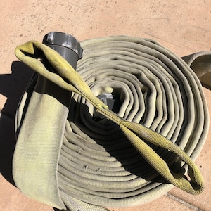 Fire hose figure 8 dog ‘tug of war’ toy