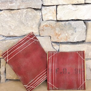 Puede incluir: Dos bolsas de tela roja con costuras blancas y un borde amarillo. La bolsa de la derecha tiene el texto "F.A.M.I.L.Y." impreso.