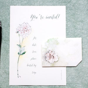 Pode incluir: Um cart&atilde;o de convite em branco com uma ilustra&ccedil;&atilde;o em aquarela de uma flor rosa. O texto "You're invited!" est&aacute; escrito em caligrafia no topo do cart&atilde;o. O cart&atilde;o &eacute; projetado para uma festa ou evento.