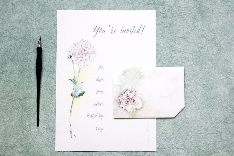 Pode incluir: Um cart&atilde;o de convite em branco com uma ilustra&ccedil;&atilde;o em aquarela de uma flor rosa. O texto "You're invited!" est&aacute; escrito em caligrafia no topo do cart&atilde;o. O cart&atilde;o &eacute; projetado para uma festa ou evento.