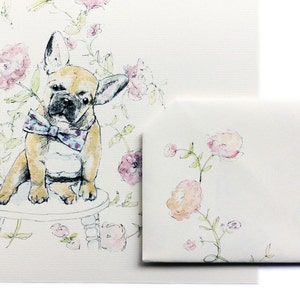 Pode incluir: Ilustração em aquarela de um buldogue francês usando uma gravata borboleta, sentado em um banquinho pequeno, cercado por flores rosa e vegetação. Inclui um envelope e um cartão correspondentes.
