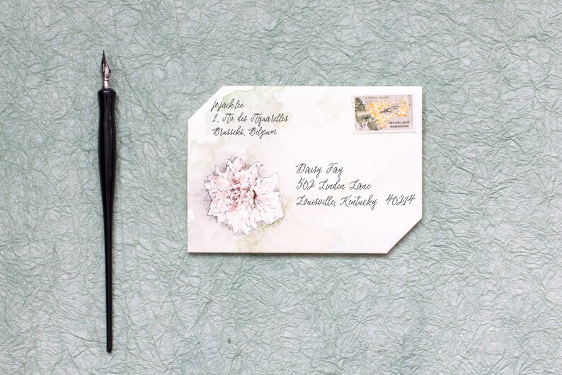 Pode incluir: Um envelope branco com uma ilustra&ccedil;&atilde;o de aquarela de uma flor. O envelope &eacute; endere&ccedil;ado a Daisy Fay na 502 Linden Lane, Louisville, Kentucky 40214.