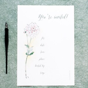 Pode incluir: Um cart&atilde;o de convite em branco com uma ilustra&ccedil;&atilde;o em aquarela de uma flor rosa. O texto "You're invited!" est&aacute; escrito em caligrafia no topo do cart&atilde;o. O cart&atilde;o tem espa&ccedil;os para preencher os detalhes do evento, como a data, a hora e o local.