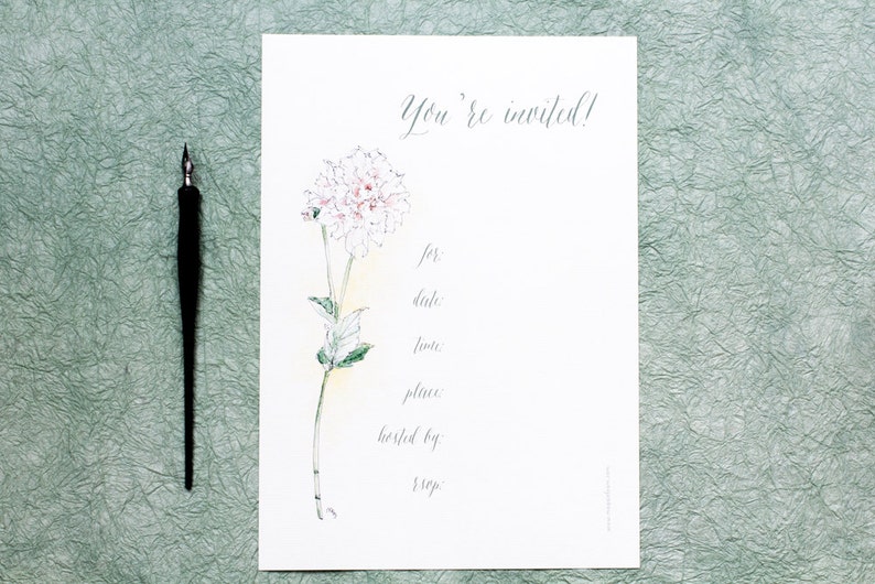 Pode incluir: Um cart&atilde;o de convite em branco com uma ilustra&ccedil;&atilde;o em aquarela de uma flor rosa. O texto "You're invited!" est&aacute; escrito em caligrafia no topo do cart&atilde;o. O cart&atilde;o tem espa&ccedil;os para preencher os detalhes do evento, como a data, a hora e o local.