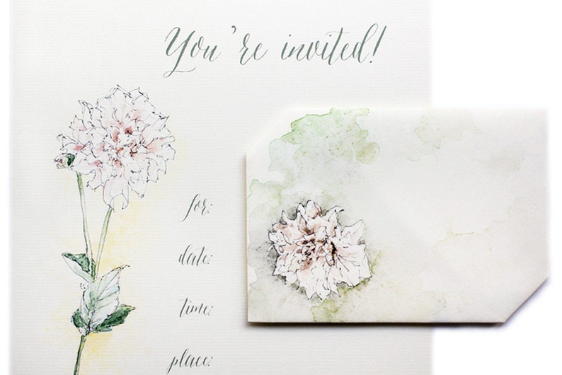 Pode incluir: Uma ilustra&ccedil;&atilde;o em aquarela de uma flor branca com folhas verdes sobre um fundo branco. O texto "You're invited!" est&aacute; escrito em cursiva no topo da p&aacute;gina. As palavras "for", "date", "time" e "place" est&atilde;o escritas abaixo da flor.