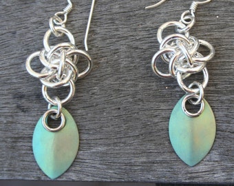 Handgemaakte sterlingzilveren Persephone-diamantbinding met titaniumgroene maliënkolder dangle oorbellen