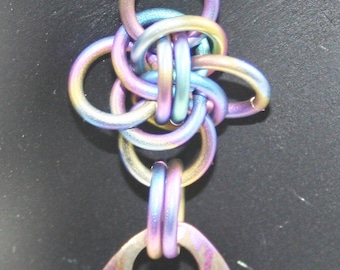 Handgemaakte titanium regenboog geanodiseerd Persephone-diamantweefsel met titanium schaal maliënkolder dangle oorbellen