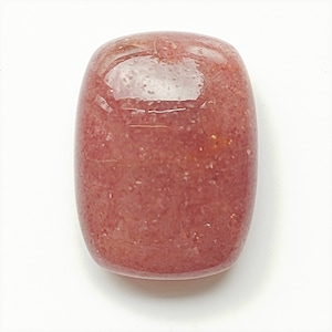 Puede incluir: Una gema rectangular pulida con bordes redondeados. La piedra es de un color rosa rojizo intenso con una superficie brillante. La gema parece ser una piedra natural, posiblemente un tipo de cuarzo o feldespato.