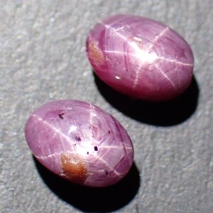 Stjärnrubin 6 x 4 mm oval cabochon par Ref: SRU0013