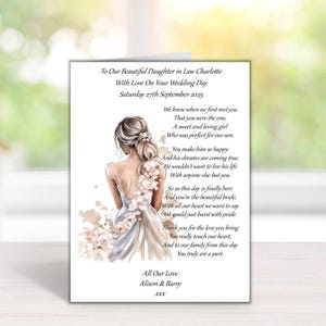 Puede incluir: Tarjeta de boda con una ilustraci&oacute;n en acuarela de una novia con un vestido blanco, con detalles florales. La tarjeta incluye el texto "To Our Beautiful Daughter in Law Charlotte" y un mensaje conmovedor.