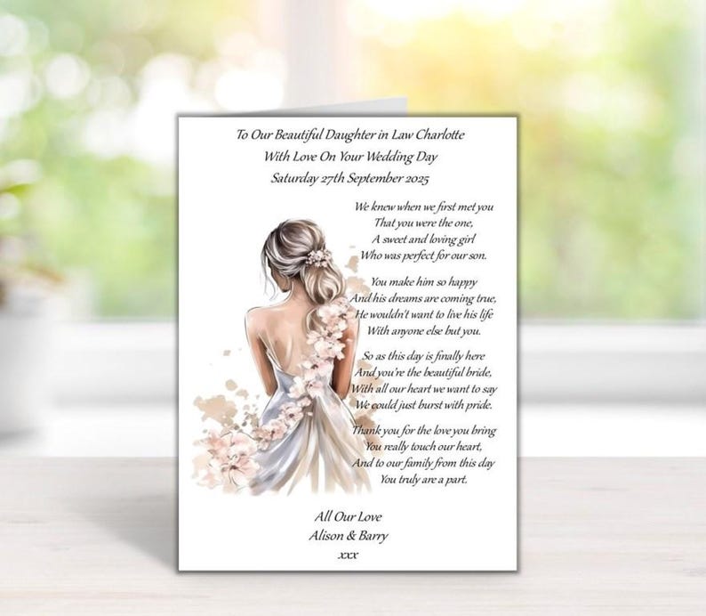 Puede incluir: Tarjeta de boda con una ilustraci&oacute;n en acuarela de una novia con un vestido blanco, con detalles florales. La tarjeta incluye el texto "To Our Beautiful Daughter in Law Charlotte" y un mensaje conmovedor.