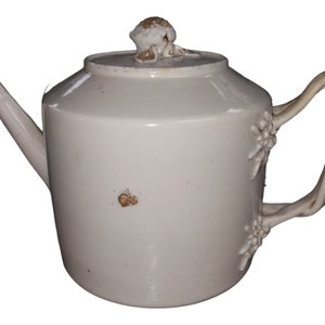 Gold Late 18th Century Drum Style Chinese Export Teapot With Twisted Handle