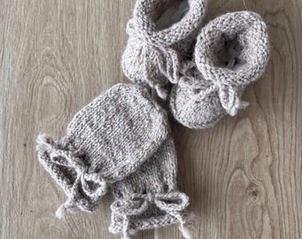 Baby booties and mittens. Size 0-3 months.
