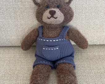 Osito de peluche de alpaca bouclé tejido a mano con traje de merino.