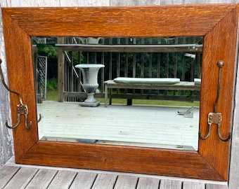 Espejo Mission antiguo victoriano de roble tigre con 2 ganchos para perchero de hierro, años 1900