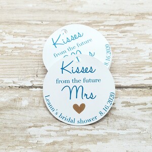 未来のミセスからのミニキス、ブライダル シャワー タグ、1.5 インチ ラウンド タグ、ウェディング ギフト、ブライダル シャワー ギフト、パーティー ギフト、未来のミセス (059C)