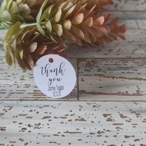 Peut inclure: Un ensemble de trois mugs en céramique avec une finition mate et mouchetée. Les mugs sont de couleur crème, gris clair et gris foncé. Chaque mug a un design simple et minimaliste, idéal pour le café ou le thé.
