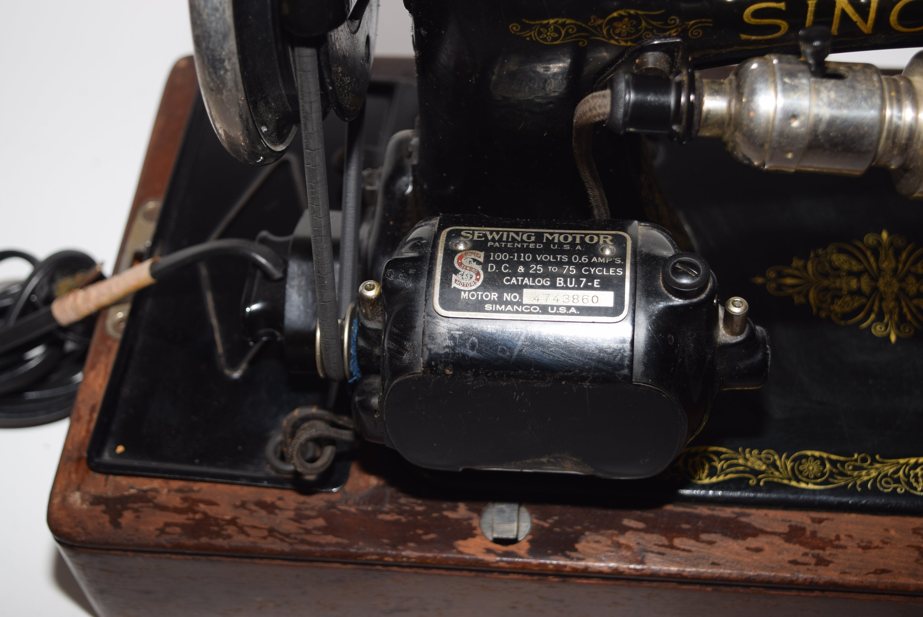 Vintage Singer Model 99-13 Sewing Machine w/Knee Control & Accessories