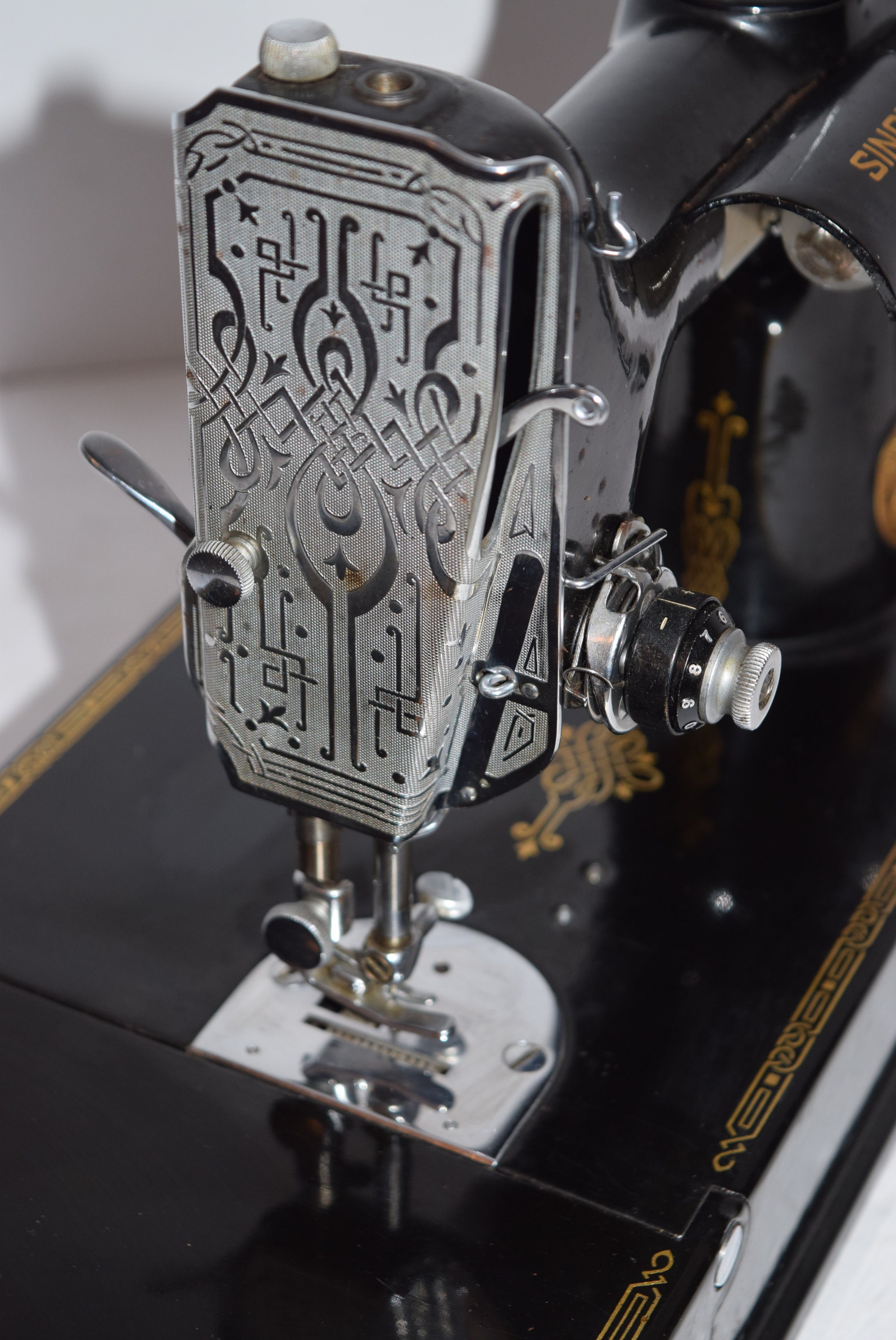 Vintage 1938 Singer Featherweight Model 221 Sewing Machine w/Case and