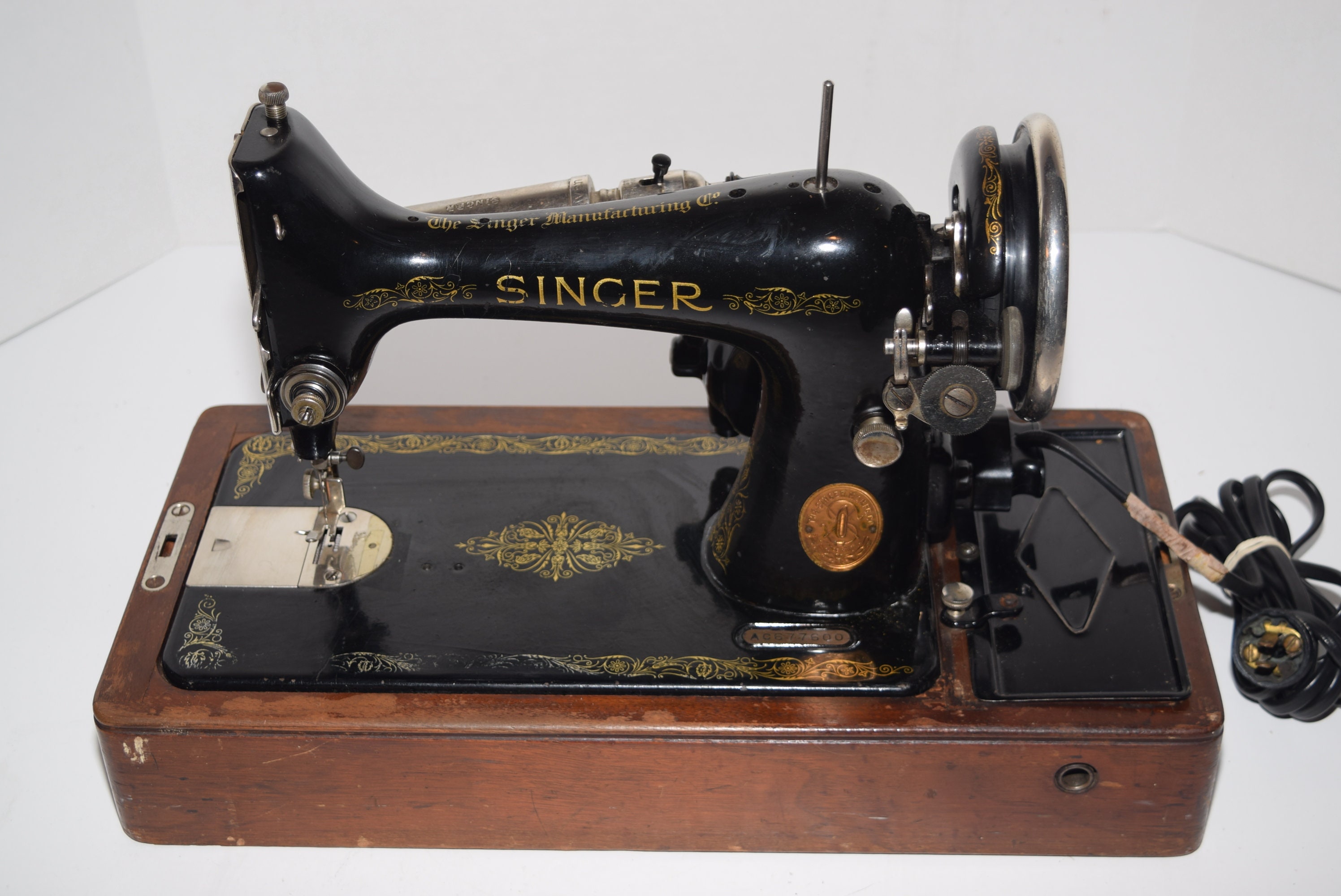 Vintage Singer Model 99-13 Sewing Machine w/Knee Control & Accessories