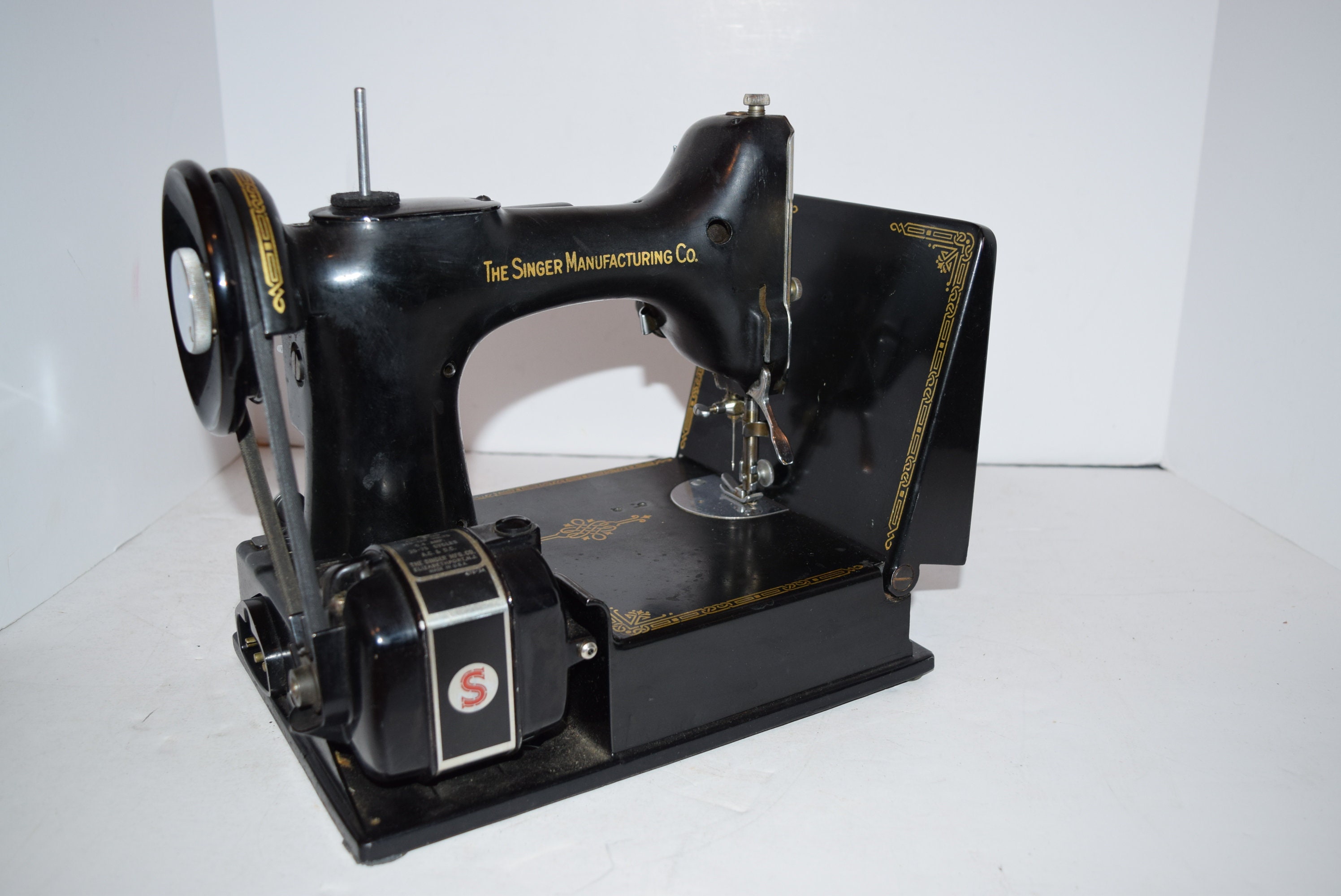 Vintage 1950 Singer Model 221 Featherweight Sewing Machine w