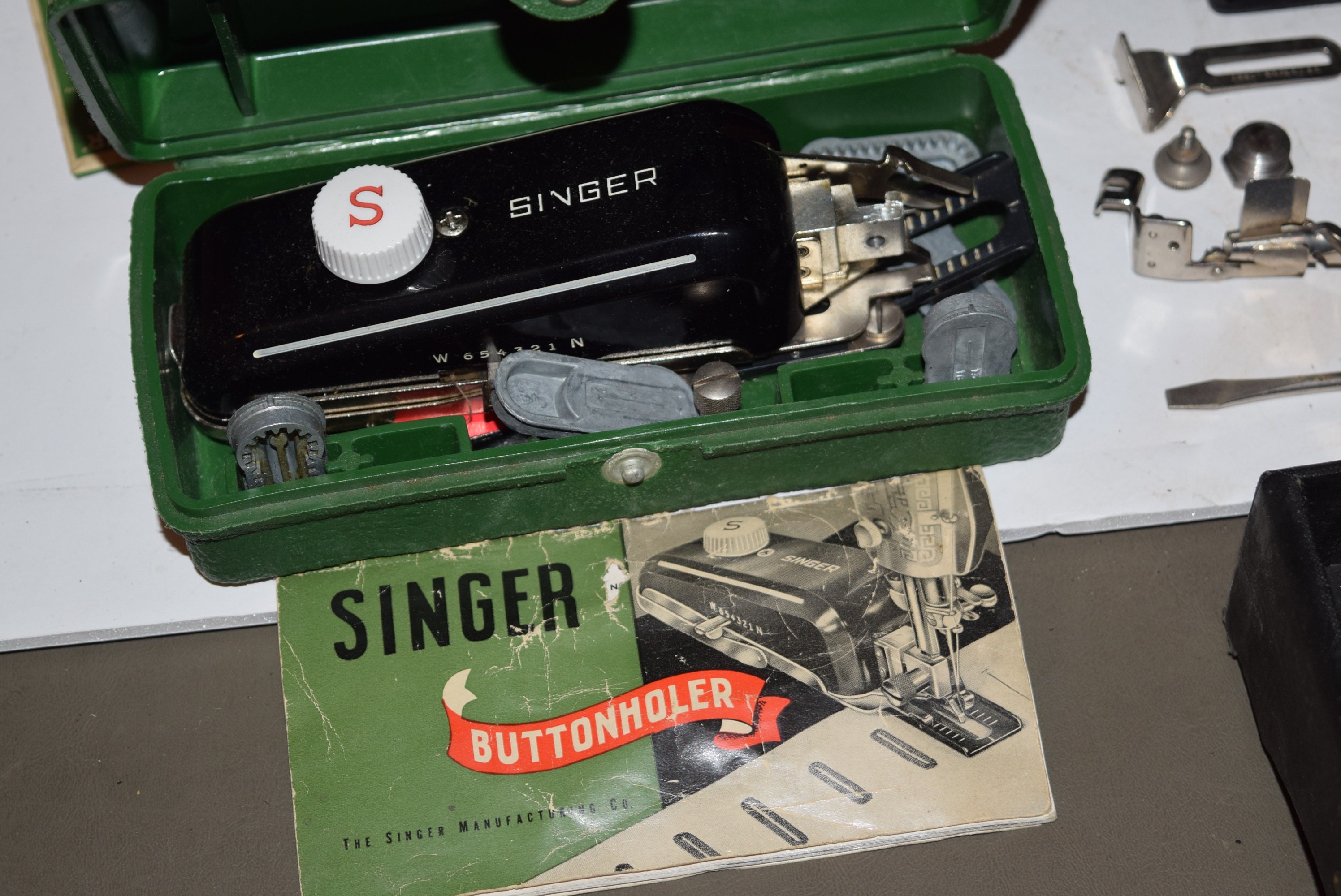 Vintage 1938 Singer Featherweight Model 221 Sewing Machine w/Case and