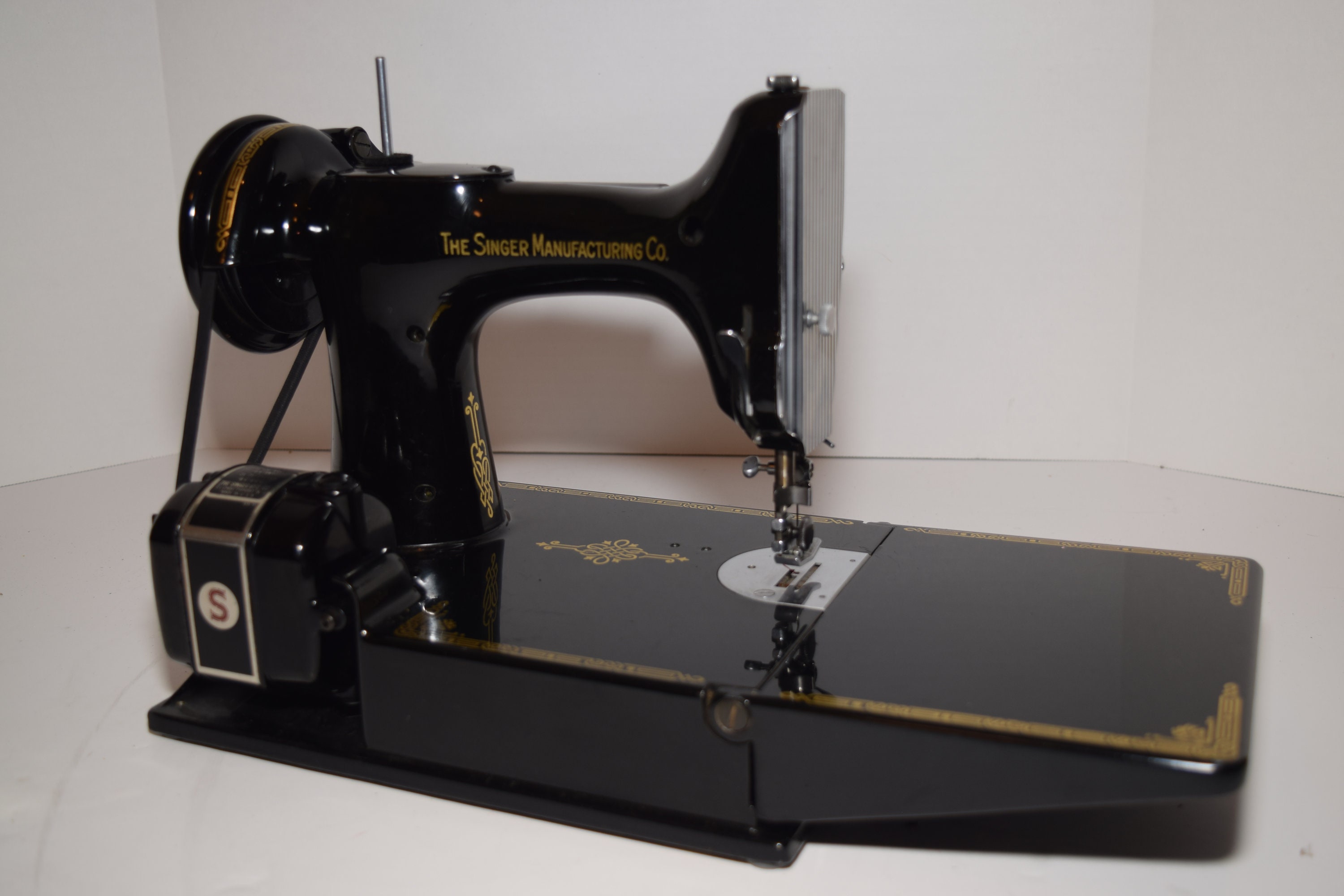 Vintage 1951 Singer Model 221 Featherweight Sewing Machine w/Case