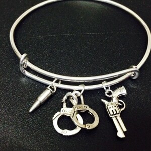 Pulsera de la policía del oficer - encanto de la esposa, brazalete de pulsera - inicial estampado a mano, encanto de la bala, pulsera de policía personalizada