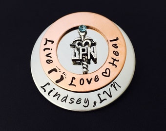 Personalisierte Pin für RN LPN oder Caduceus /bsn /Nurses / Krankenschwester Student / Pflege Pinning Zeremonie / RN Pin / Lpn Pin / Pflege Absolvent #64