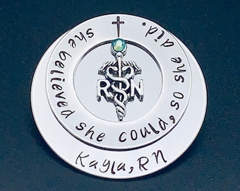 Personalisierte Pin für RN / BSN Pin / LPN Pin / Krankenschwester Pin / Pflege Pin / Pflege Pinning Zeremonie / rn Pin / Bsn Pin / Sie glaubte sie