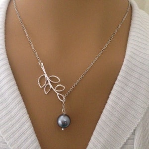 Light Gray Pearl and Leaf Lariat Necklace